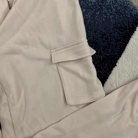 Solid mid waist cargo joggers - Picture 6 of 12